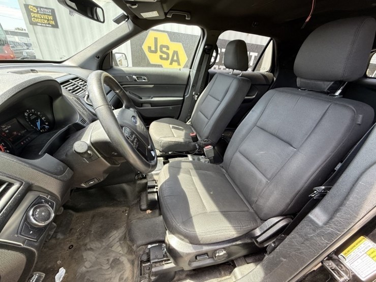 2017-ford-explorer-image-24