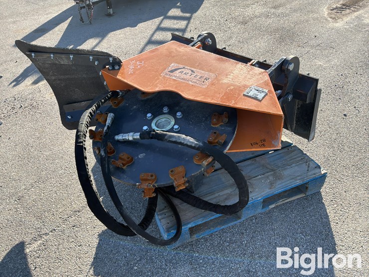 2025-massey-ferguson-730-image-1