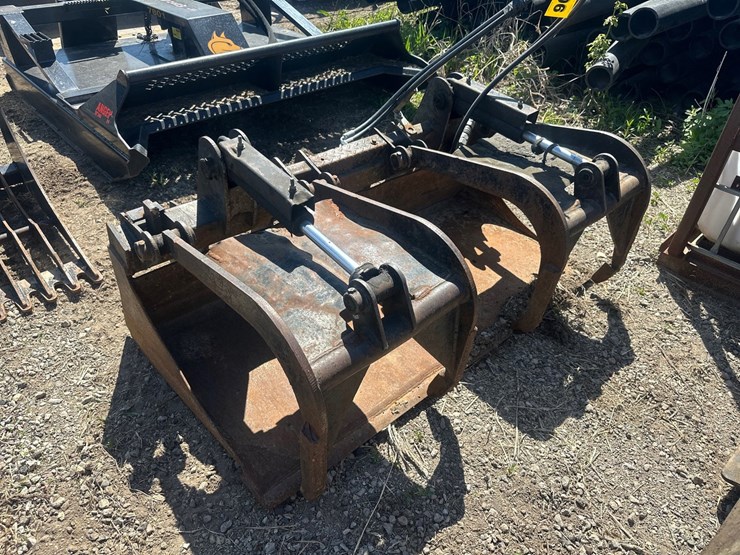 #3906-•-approx-60"-skid-steer-grapple-bucket-image-3