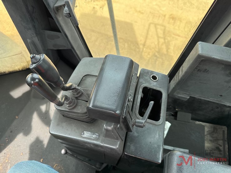 caterpillar-416-image-23