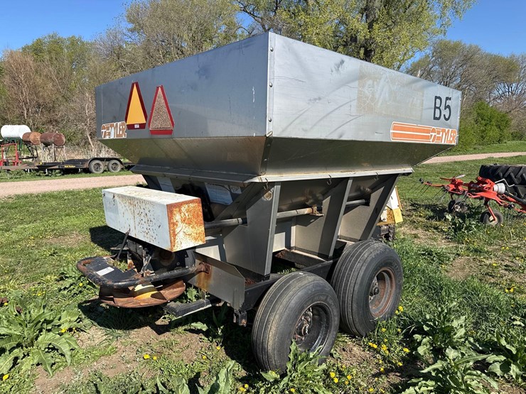 tyler-10-ton-fertilizer-spreader-image-2