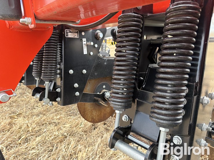 2019-kuhn-gladiator-1205-strip-tiller-image-18
