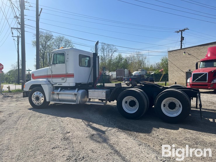 1995-freightliner-fld120-image-12