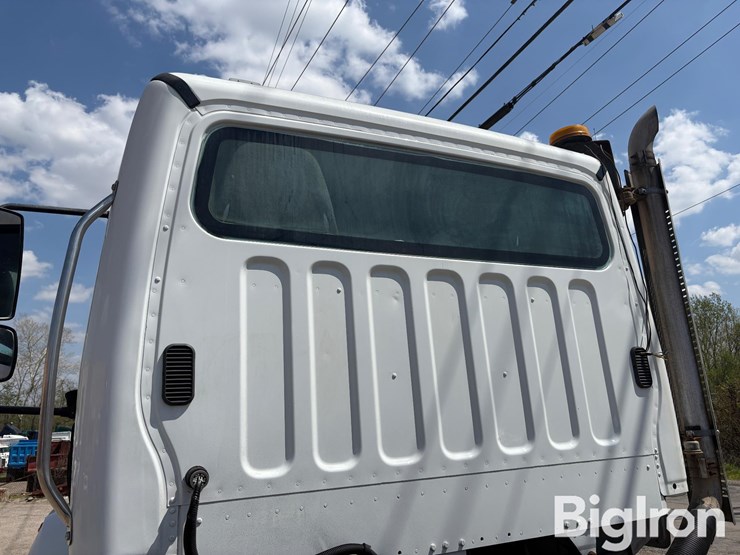 2015-freightliner-108sd-image-17