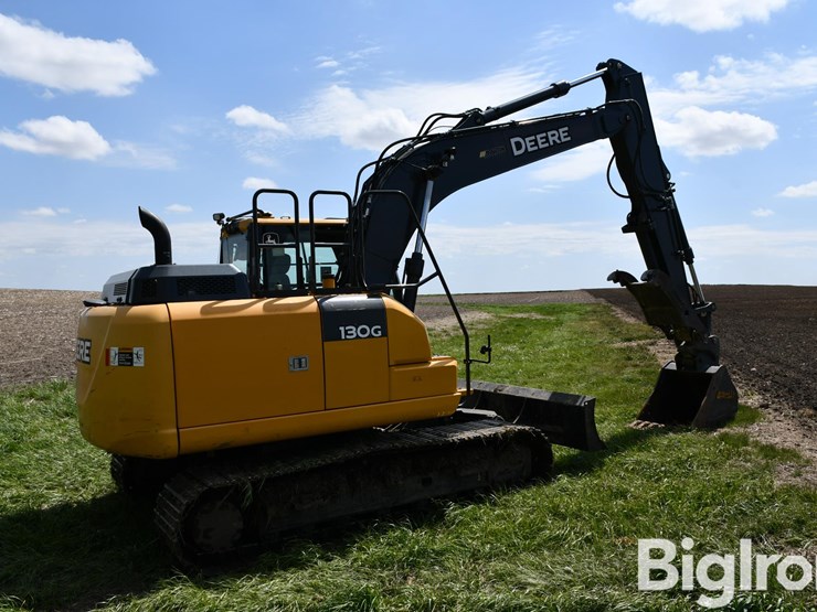 2014-deere-130g-image-5
