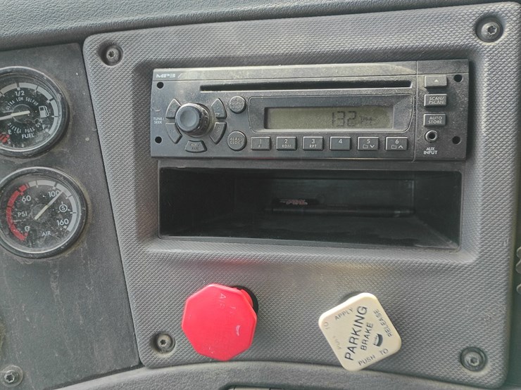 2009-freightliner-cascadia-125-image-52