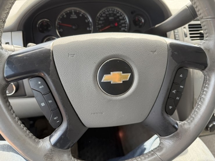 2007-chevrolet-suburban-2500-image-33