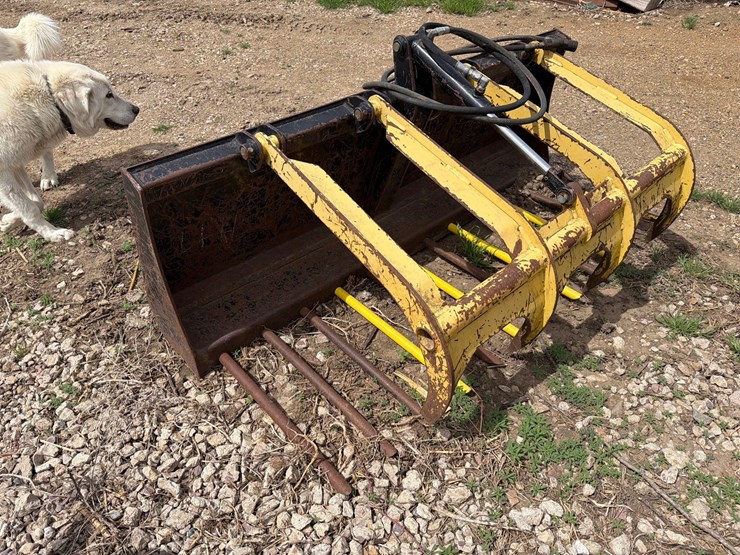 mds-72”-skidloader-grapple-manure-bucket-image-1