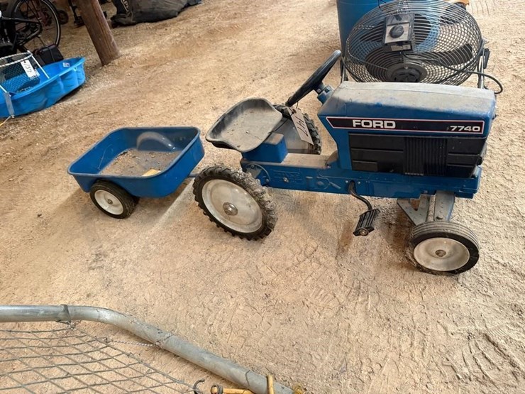 ford-7740-pedal-tractor-&-trailer-image-2