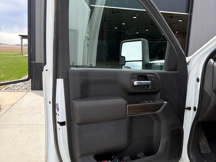 2021-chevrolet-2500hd-image-33