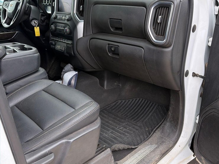 2021-chevrolet-2500hd-image-39