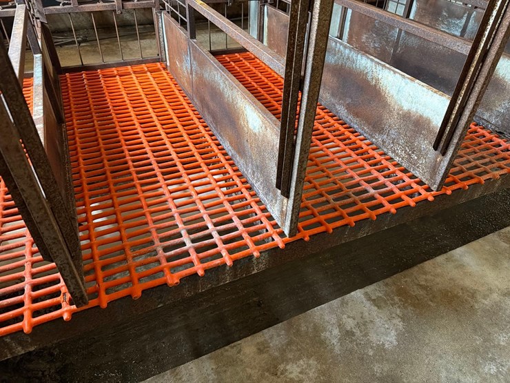 10-sections-of-orange-metal-floor-grates-image-9