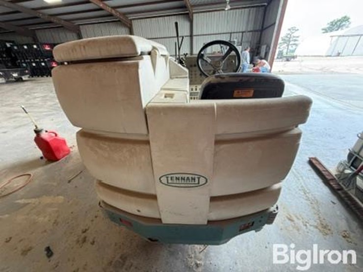 tennant-8200-floor-sweeper-image-6