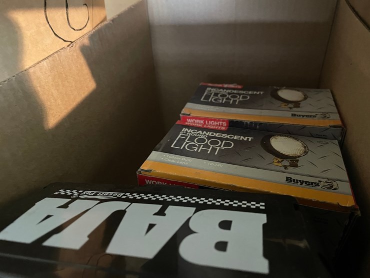 #7012-•-metal-shelf-and-contents-image-9