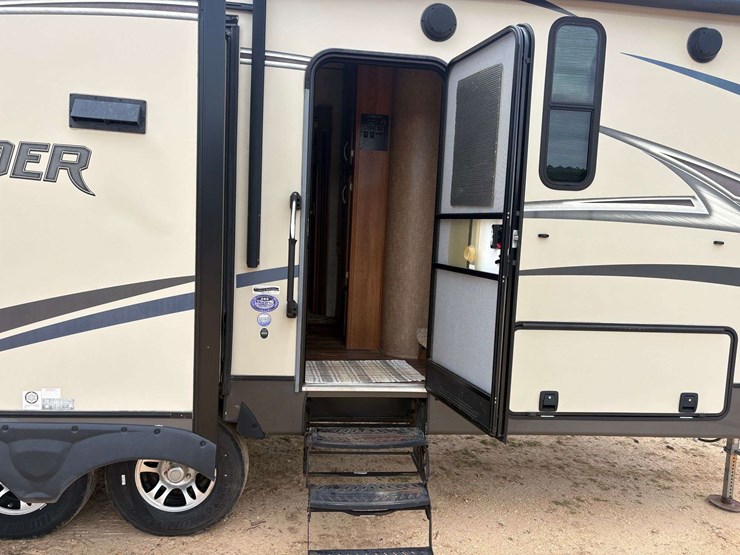 2015-forrest-river-crusader-5th-wheel-travel-trailer-image-10