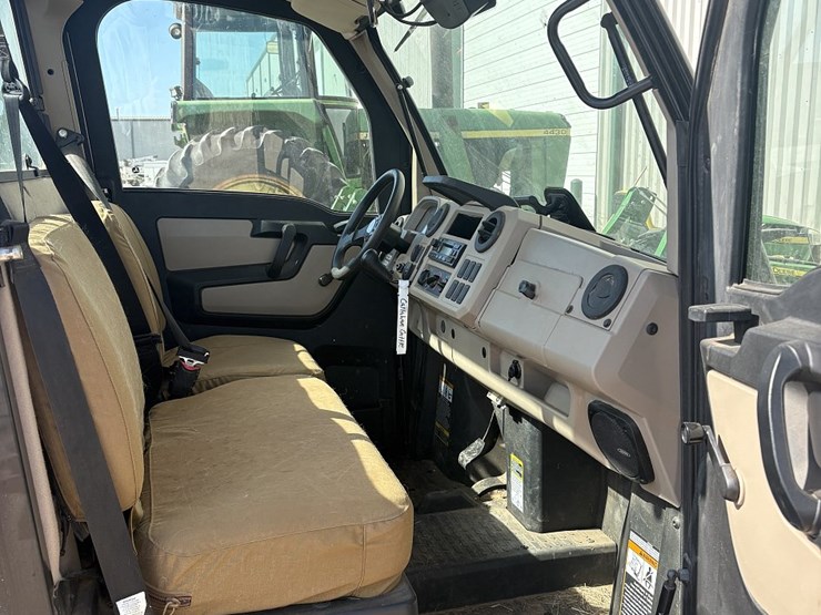 2021-john-deere-gator-image-17