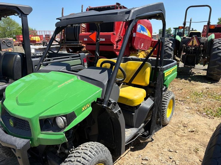 2022-john-deere-gator-image-1