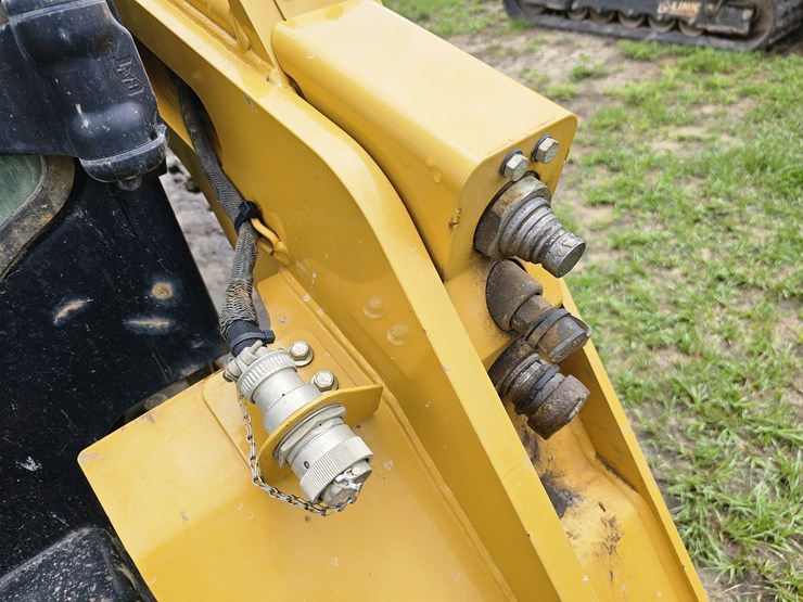 2023-caterpillar-259d3-image-10