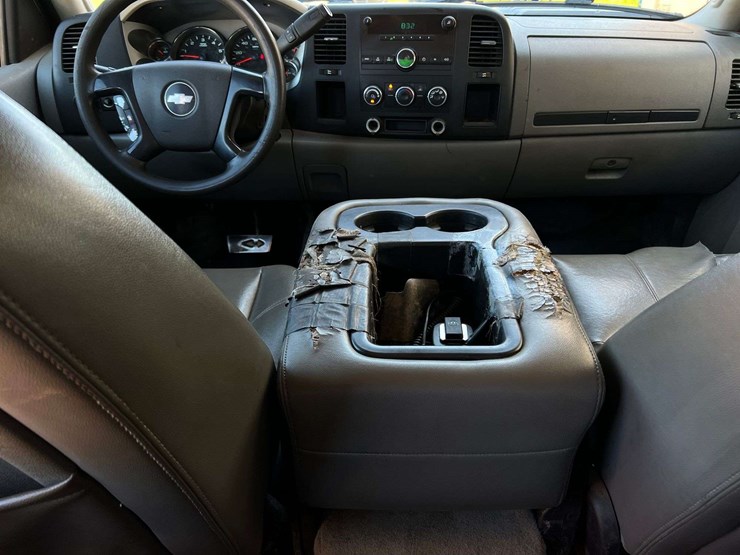 2013-chevrolet-silverado-3500hd-image-32