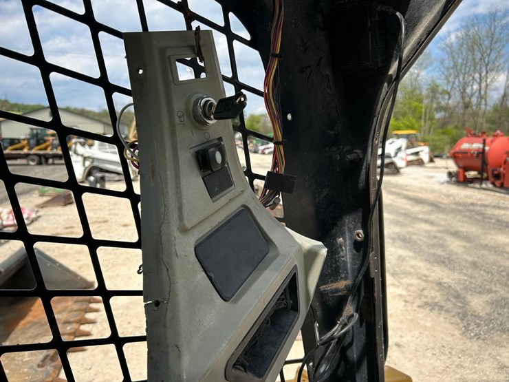 2015-caterpillar-299d-image-24