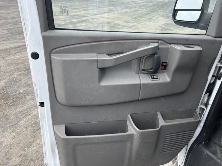 2016-gmc-savana-cargo-van-image-19