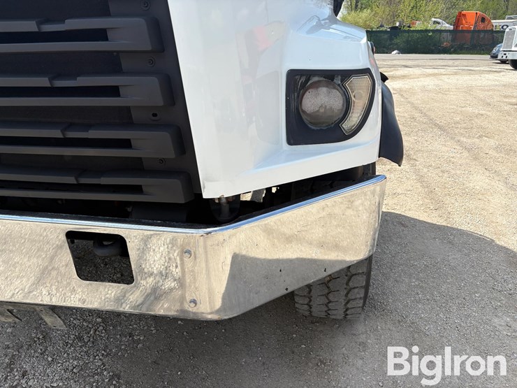 2015-freightliner-108sd-image-10