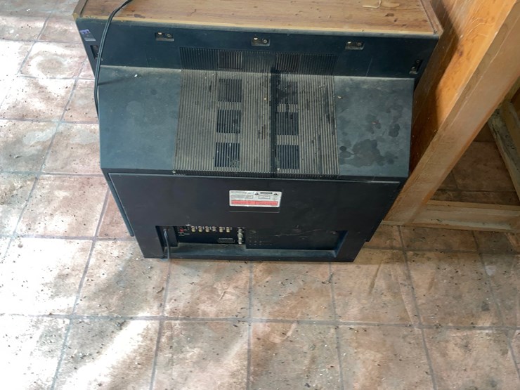 #7059-•-fish-tank-with-stand-and-tv-image-9