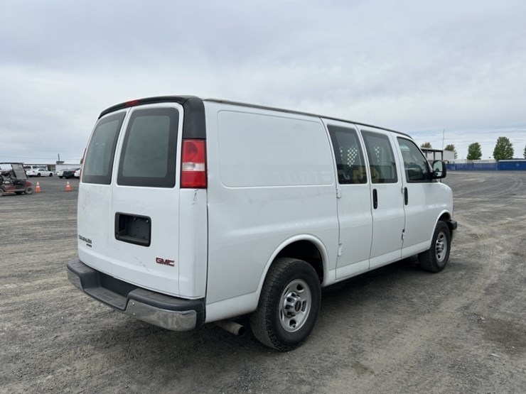 2016-gmc-savana-cargo-van-image-5
