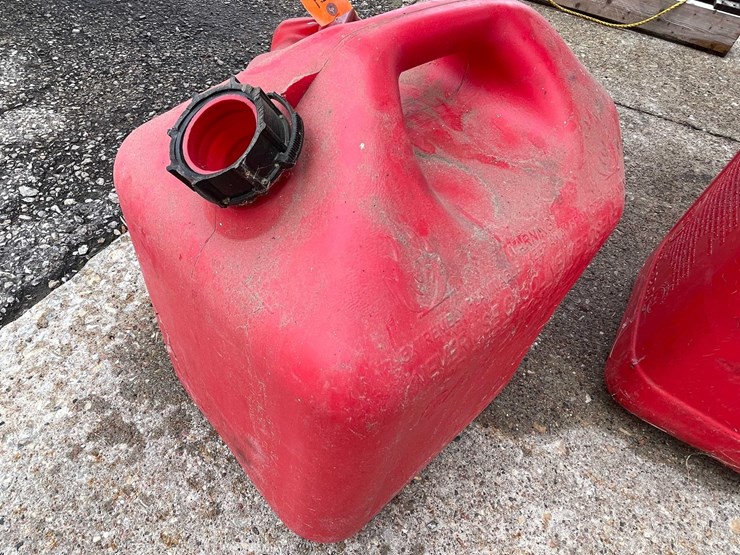 #9092-•-(4)-gas-cans-(o3)-image-3