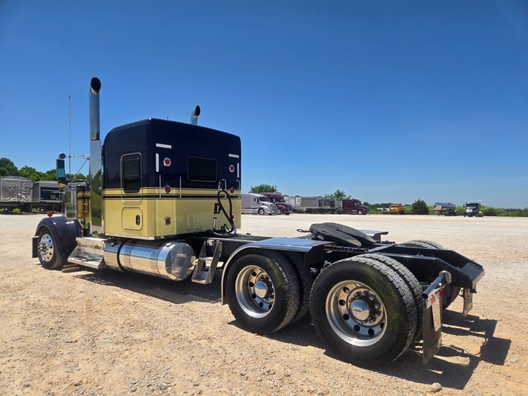 2023-kenworth-w900-image-13