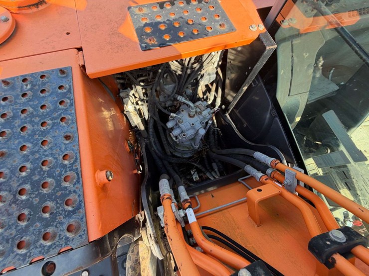 2015-hitachi-zx160-lc-image-37
