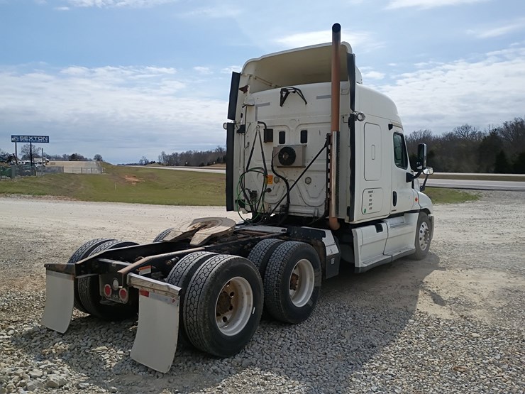 2009-freightliner-cascadia-125-image-9