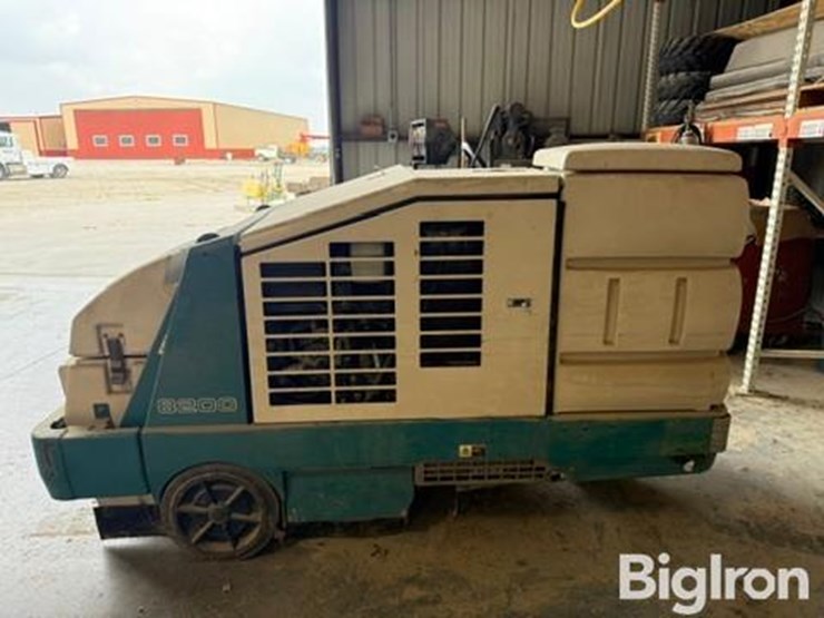 tennant-8200-floor-sweeper-image-8