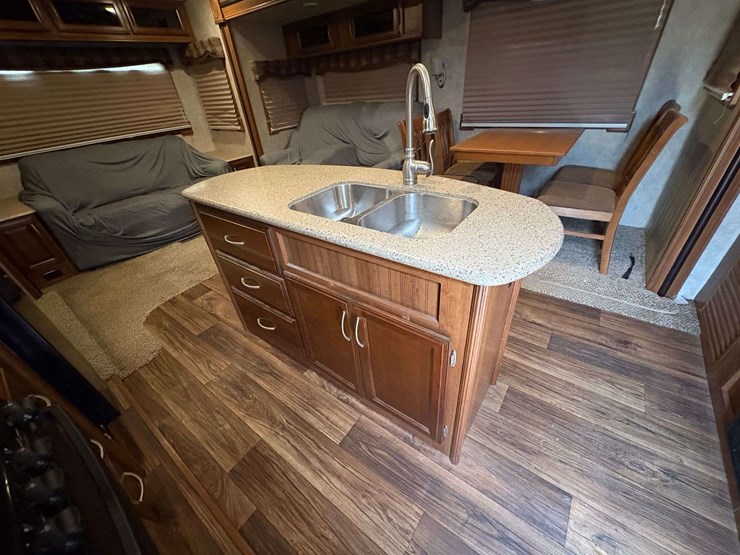 2015-forrest-river-crusader-5th-wheel-travel-trailer-image-16