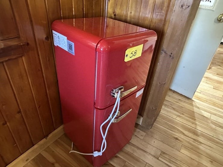 retro-mini-refrigerator-image-1