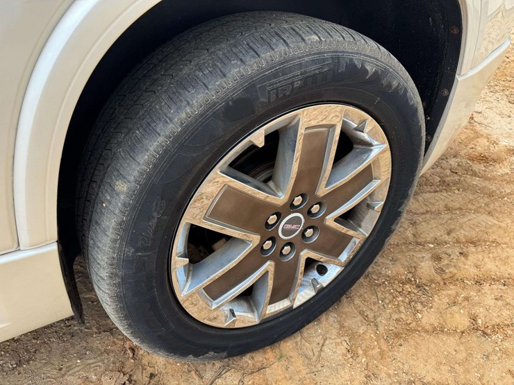 2011-gmc-acadia-denali-image-27