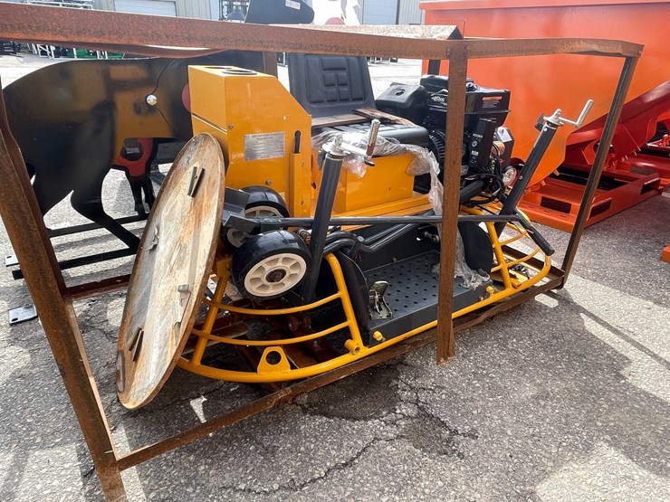 #9043-•-unused-ride-on-concrete-power-trowel-(o12)-image-2