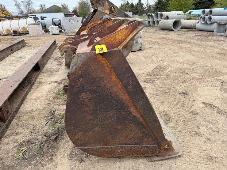 #3958-•-approx-10'-loader-bucket-image-5