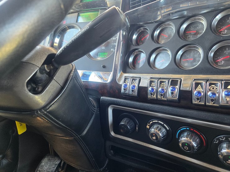 2023-kenworth-w900-image-71