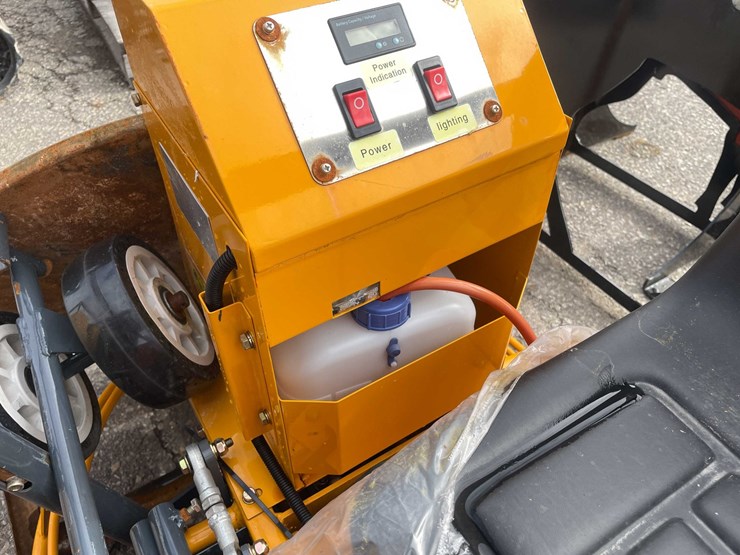 #9043-•-unused-ride-on-concrete-power-trowel-(o12)-image-31