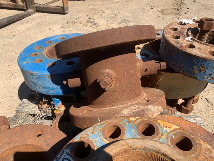 pallets-of-(2)-dsa-10k-flanges-(1)-dsa-5k-flange,-(1)-7-1/16-5k-spool,-(2)7-3/8”-and-8”-stripper-head,-image-5