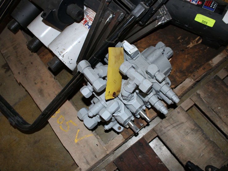 pallet-of-various-automotive-parts-image-3