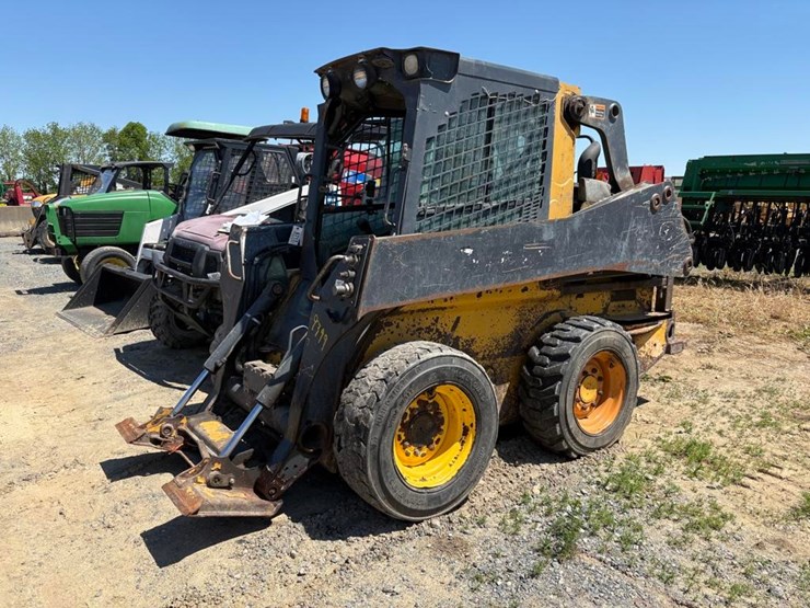 2018-deere-320g-image-2