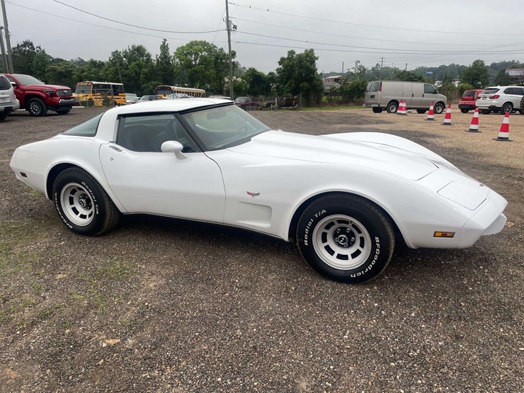 1979-chevrolet-corvette-t-tops-(32,664-miles-showing)-image-2