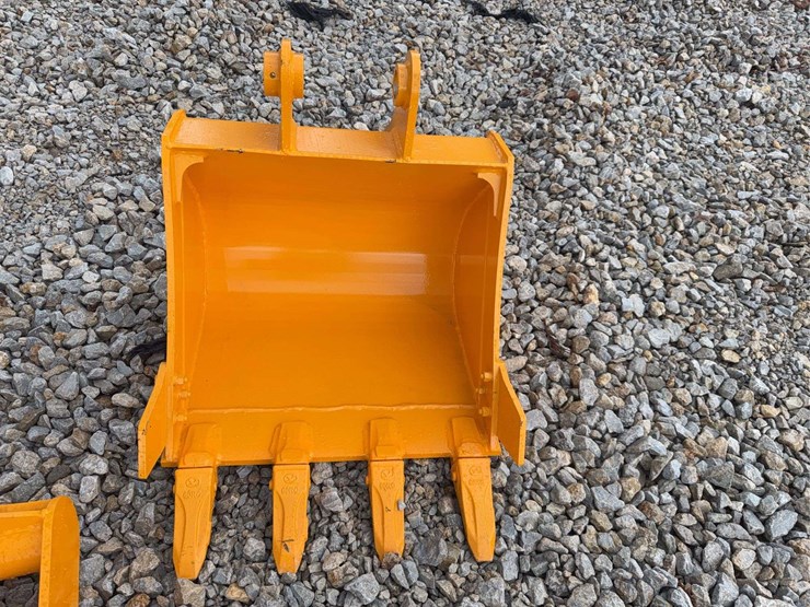 2026-giyi-24"-excavator-bucket-image-1
