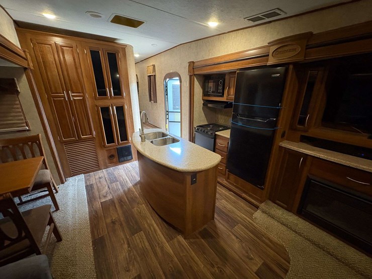 2015-forrest-river-crusader-5th-wheel-travel-trailer-image-14