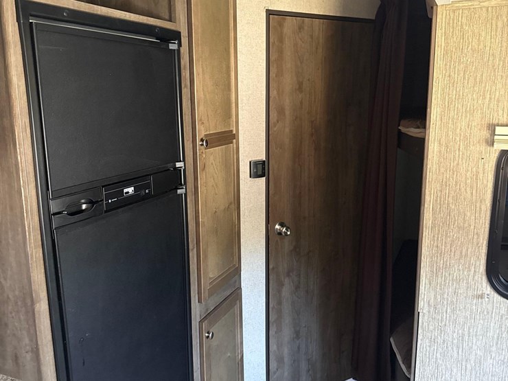 2018-coleman-lantern-edition-263bh-bumper-pull-camper-image-18