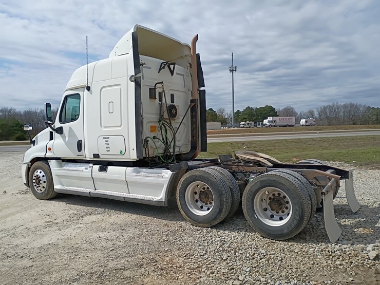 2009-freightliner-cascadia-125-image-4
