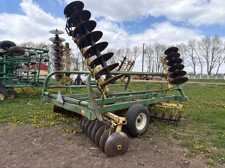 john-deere-230-image-3