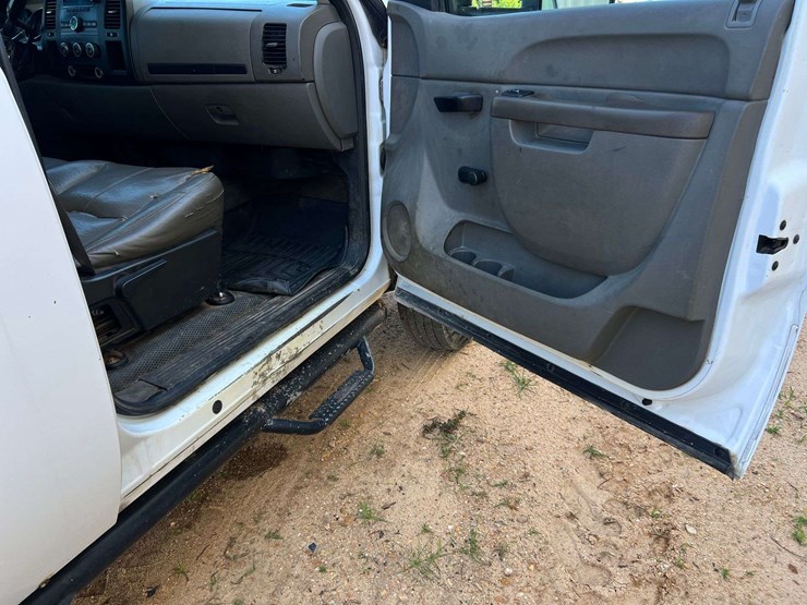 2013-chevrolet-silverado-3500hd-image-25